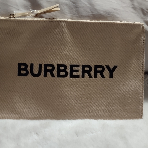 🆕Burberry Wristlet - Picture 2 of 10